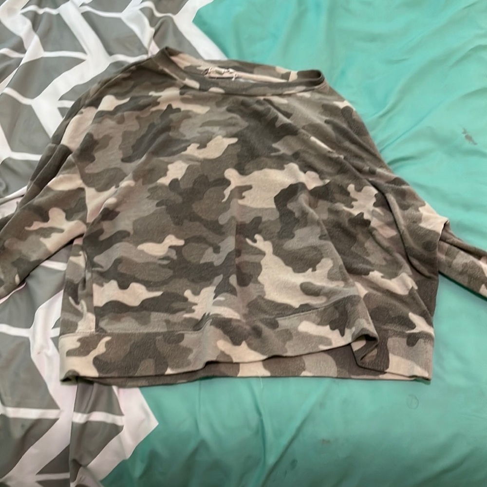 Light camo “Hippe Rose” Crop top - Long sleeve
